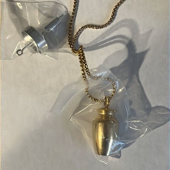 Beautiful Cremation Urn Necklace - Picture 2 of 6
